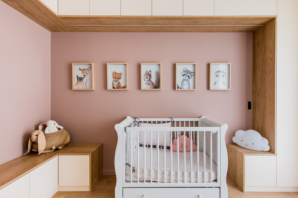 Идея дизайна: маленькая комната для малыша в скандинавском стиле для на участке и в саду