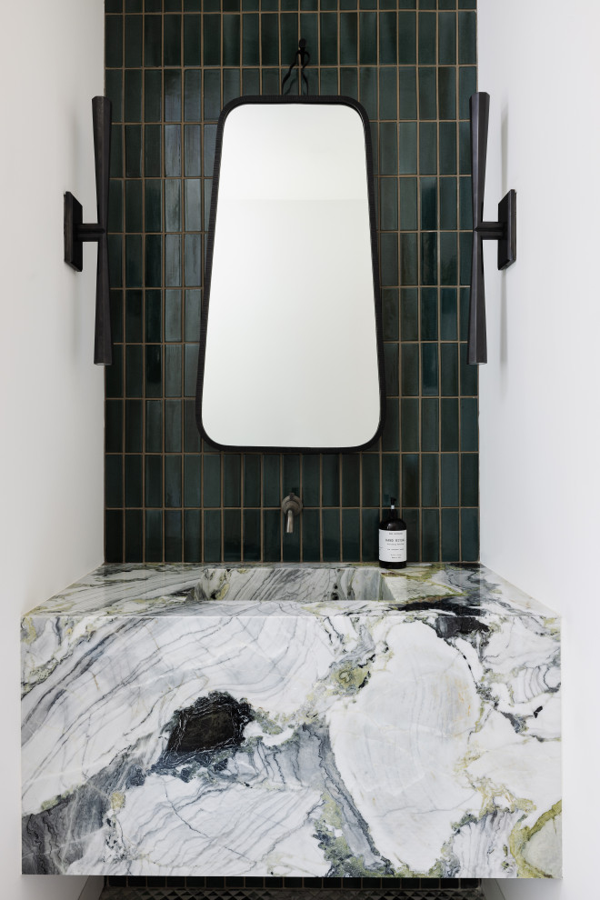 Стильный дизайн: маленький туалет в современном стиле с белыми фасадами, инсталляцией, зеленой плиткой, керамогранитной плиткой, зелеными стенами, полом из мозаичной плитки, подвесной раковиной, мраморной столешницей, разноцветным полом, разноцветной столешницей и подвесной тумбой для на участке и в саду - последний тренд