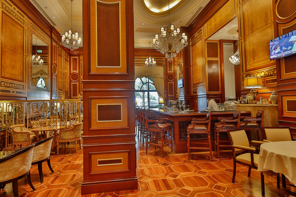 Geräumiger Moderner Wintergarten mit dunklem Holzboden und Oberlicht in Sonstige