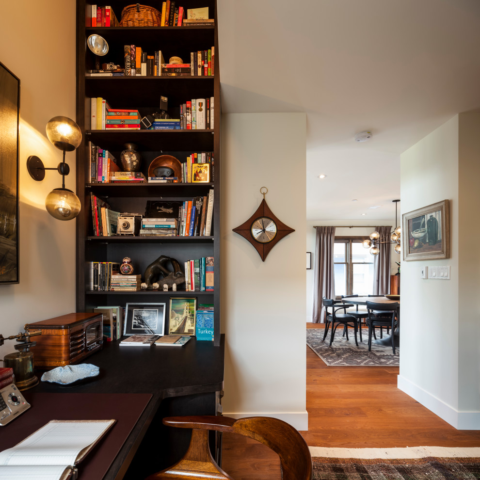Idee per uno studio con pareti bianche, pavimento in legno massello medio, scrivania incassata, pavimento marrone e soffitto a volta