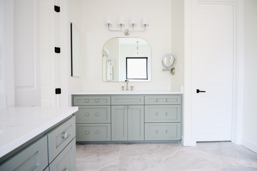Exemple d'une grande salle de bain principale avec un mur beige, un sol en marbre, un plan de toilette en marbre, un sol gris, un plan de toilette blanc et meuble double vasque.