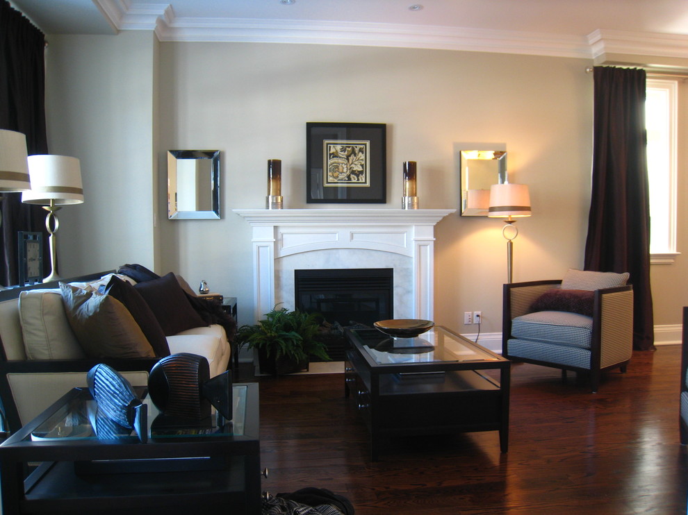 Example of a minimalist living room design in Toronto