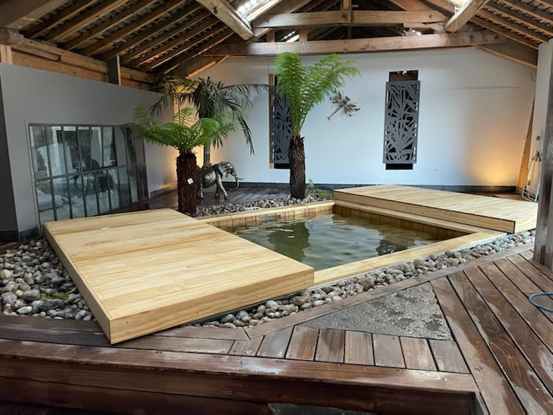 Idées déco pour un petit piscine avec aménagement paysager exotique rectangle avec une terrasse en bois.