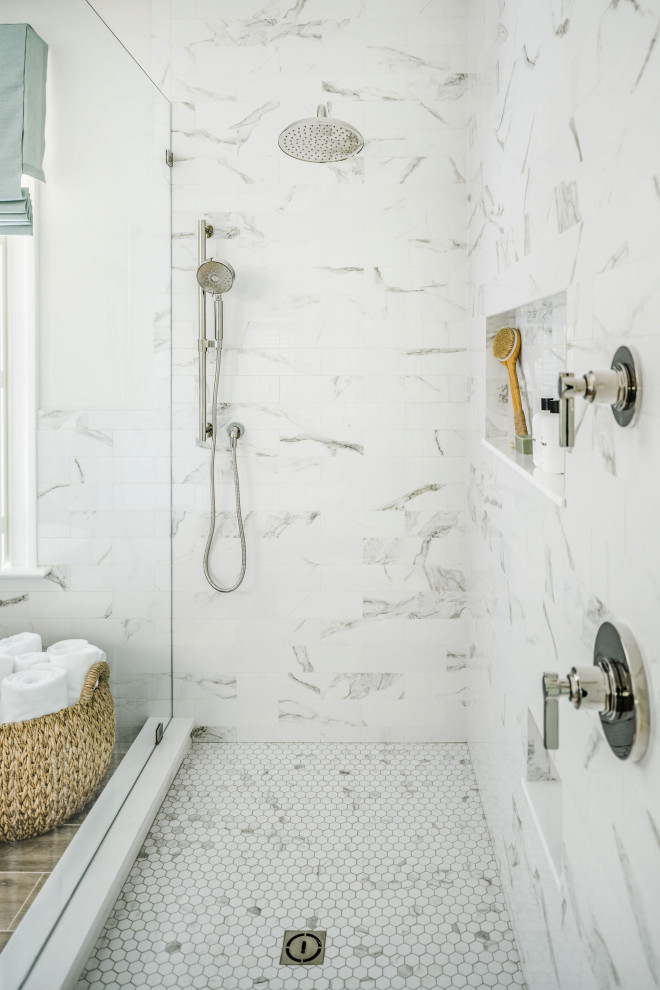 Свежая идея для дизайна: большая главная ванная комната в стиле неоклассика (современная классика) с белой плиткой, керамогранитной плиткой, серыми стенами, полом из керамогранита, коричневым полом, душем с распашными дверями и нишей - отличное фото интерьера