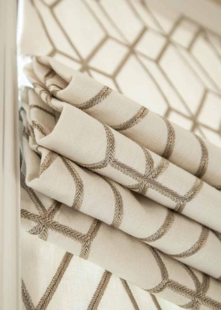 Римские шторы в классической кухне