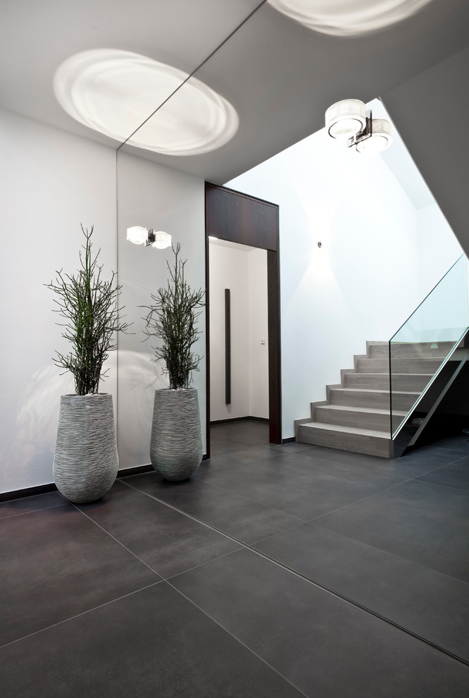 This is an example of a contemporary hallway in Bremen.