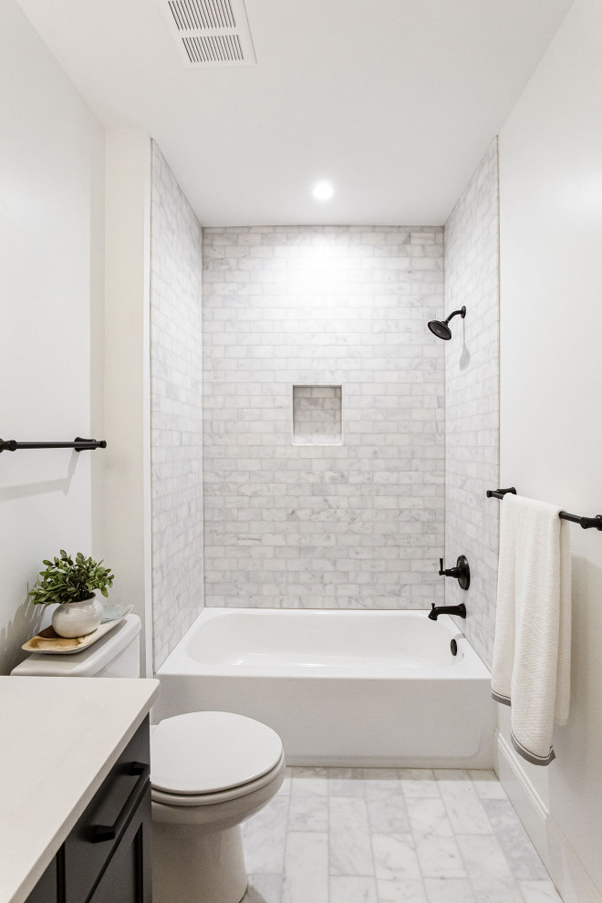 Пример оригинального дизайна: ванная комната среднего размера в классическом стиле с фасадами в стиле шейкер, черными фасадами, отдельно стоящей ванной, угловым душем, серой плиткой, керамогранитной плиткой, серыми стенами, полом из керамогранита, врезной раковиной, столешницей из искусственного кварца, серым полом, душем с распашными дверями, белой столешницей, сиденьем для душа, тумбой под одну раковину, встроенной тумбой и душевой кабиной