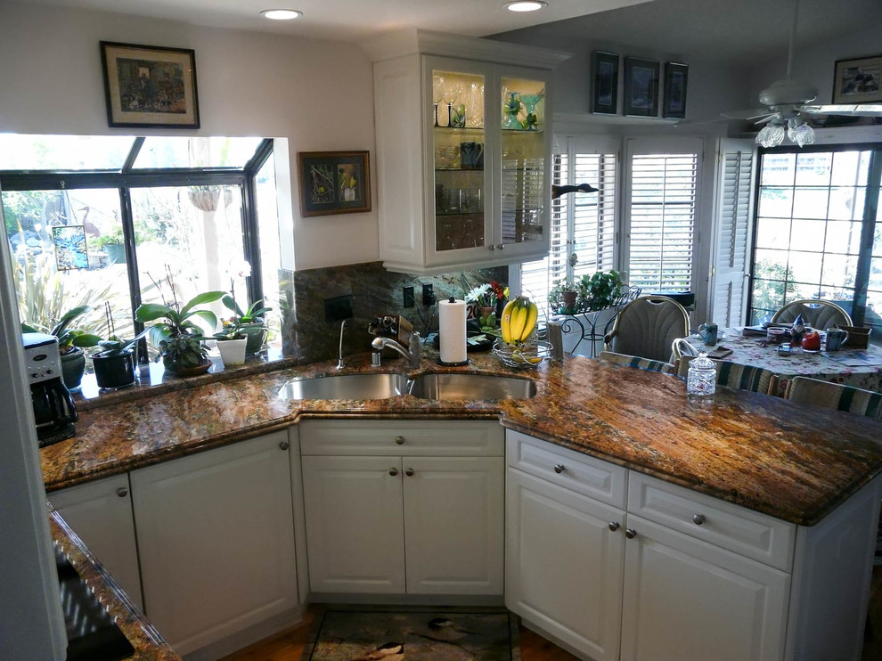 Example of a mid-sized transitional home design design in San Diego
