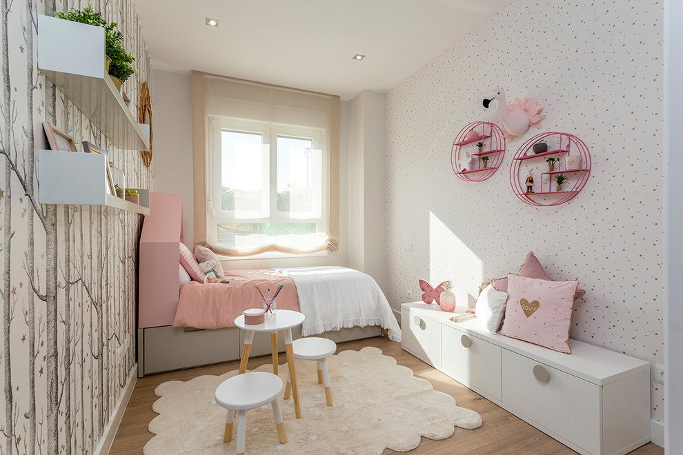 Design ideas for a mid-sized contemporary kids' bedroom for kids 4-10 years old and girls in Madrid with multi-coloured walls, medium hardwood floors and brown floor.