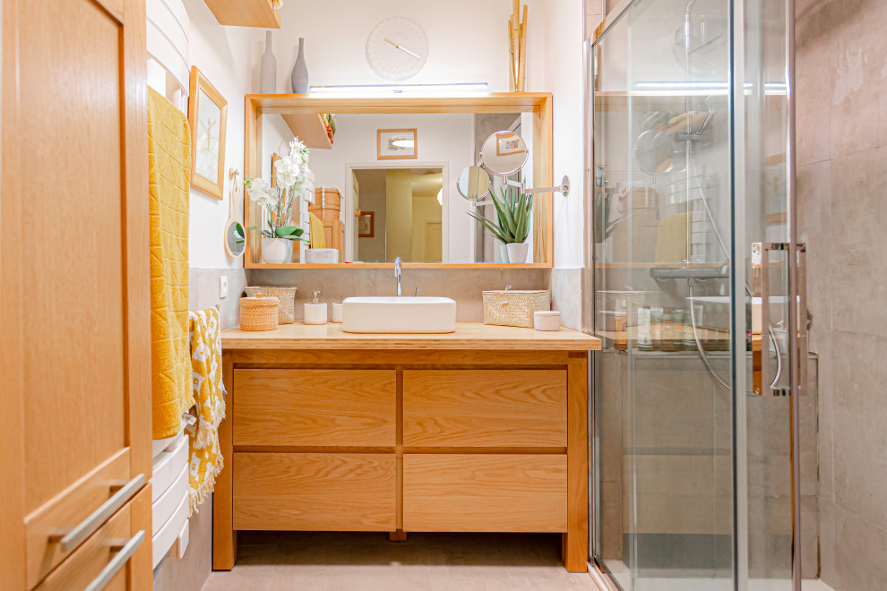 Idées déco pour une petite salle d'eau contemporaine en bois clair avec une douche à l'italienne, un carrelage gris, un mur blanc, un lavabo posé, un plan de toilette en bois, un sol gris, une cabine de douche à porte coulissante, meuble simple vasque et meuble-lavabo sur pied.