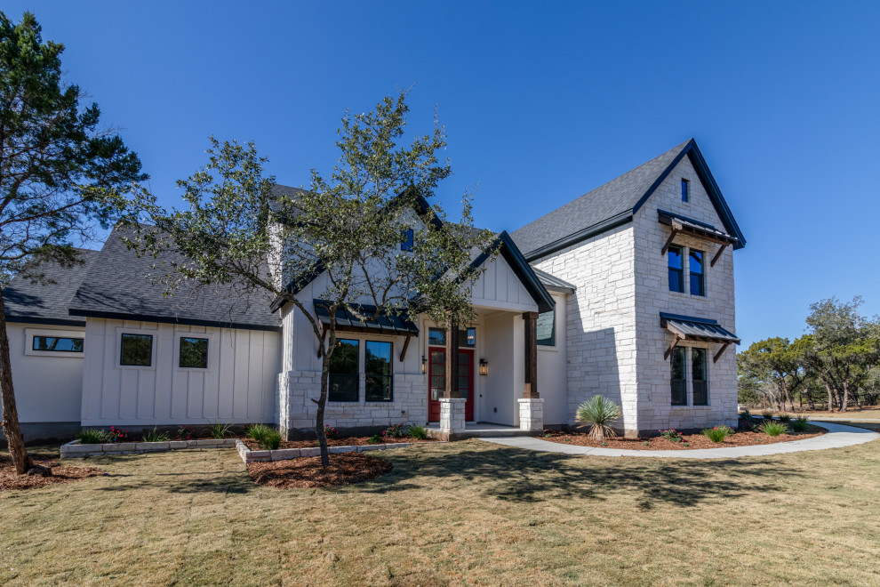 Großes, Zweistöckiges Country Einfamilienhaus mit Mix-Fassade, weißer Fassadenfarbe, Satteldach, Misch-Dachdeckung, schwarzem Dach und Wandpaneelen in Austin