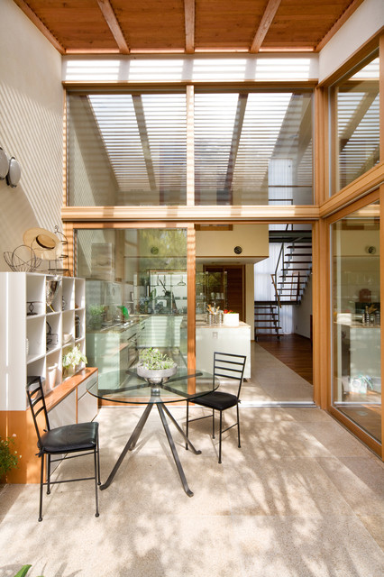 モンスーンルーバーの家 mid-century-patio