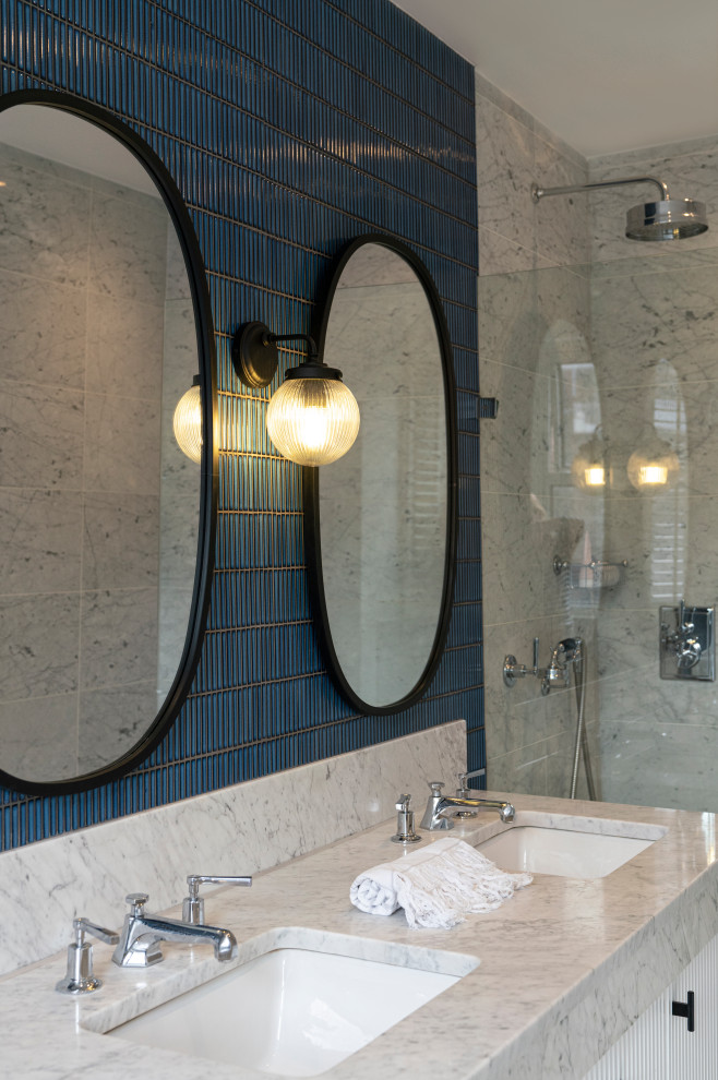 Идея дизайна: ванная комната в стиле фьюжн с белыми фасадами, открытым душем, синей плиткой, полом из бамбука, серой столешницей, тумбой под две раковины и встроенной тумбой