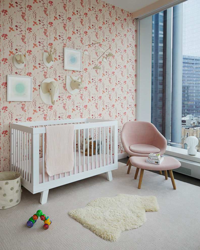 Ejemplo de habitación de bebé niña blanca actual de tamaño medio con moqueta, suelo rosa y papel pintado
