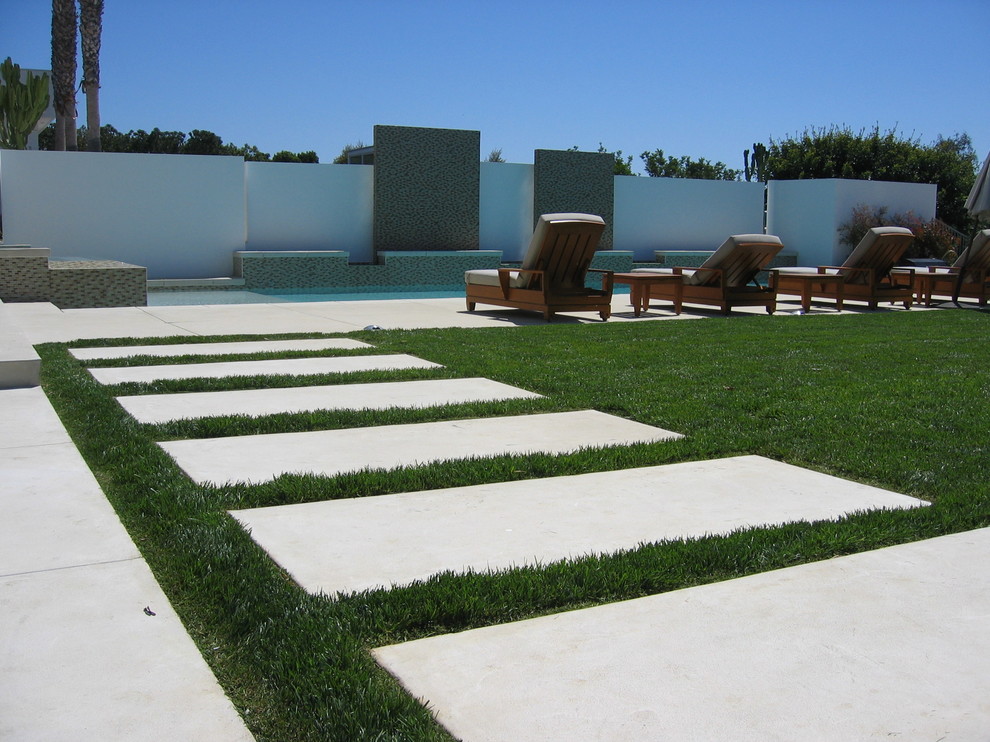Photo of a contemporary backyard garden in Los Angeles with concrete pavers.