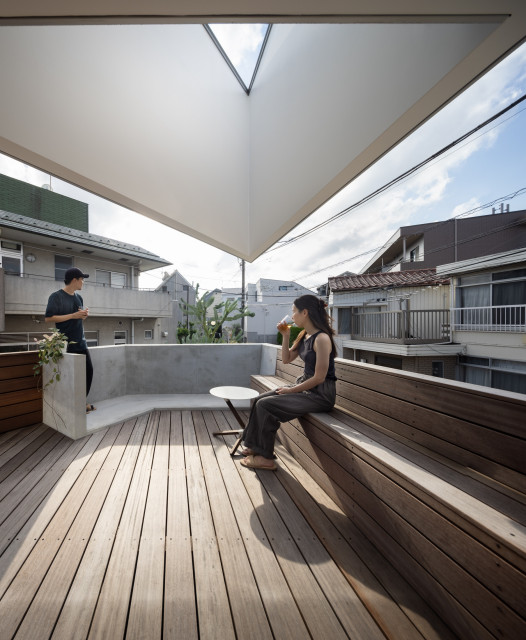 弦巻の三角　〜敷地の余白、街の境界〜 moderno-terraza-y-balcon