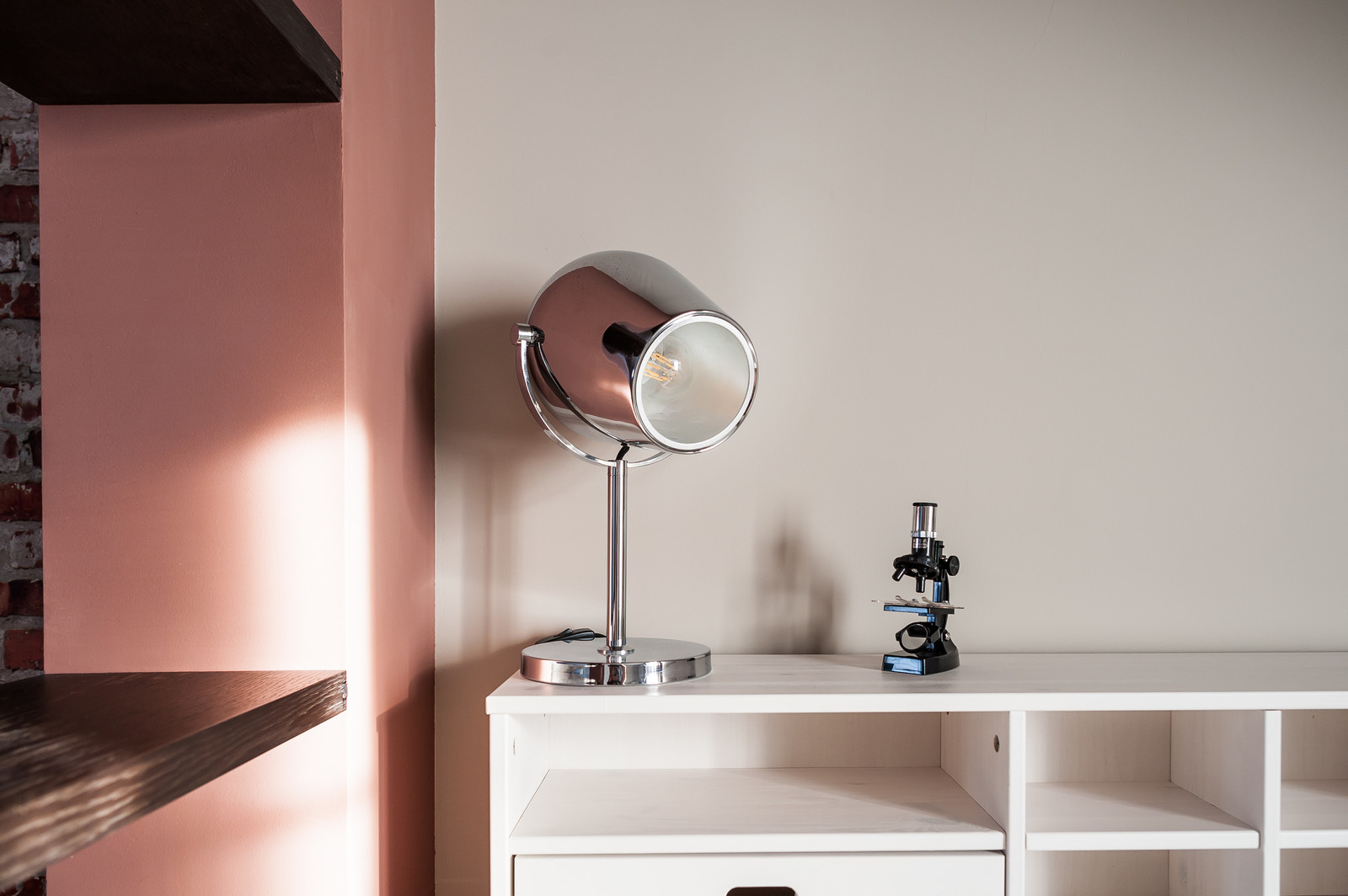 Загородный дом с розовой столовой