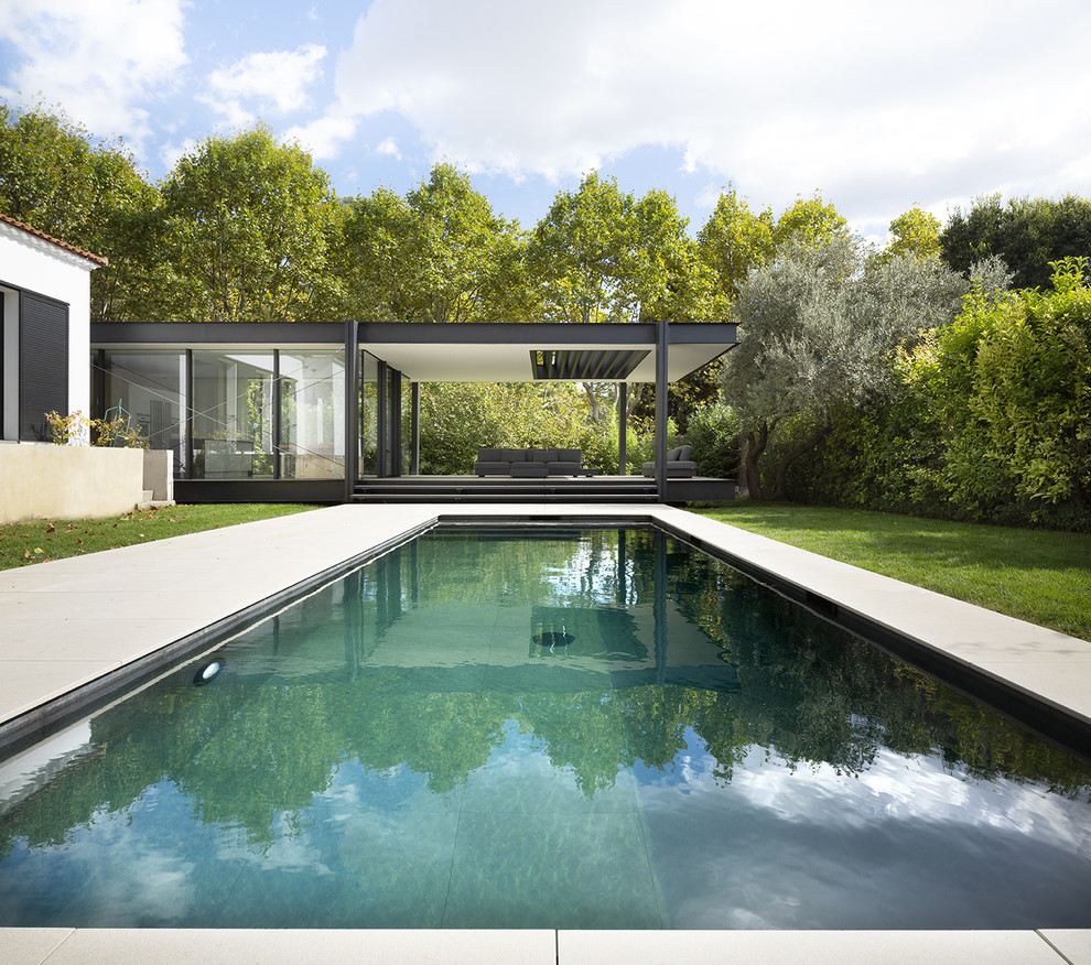 Mid-sized modern front yard rectangular lap pool in Montpellier.