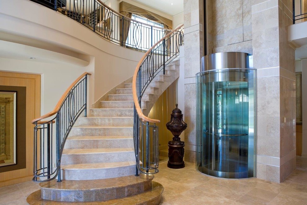 Inspiration för medelhavsstil svängda trappor i marmor, med sättsteg i marmor och räcke i flera material