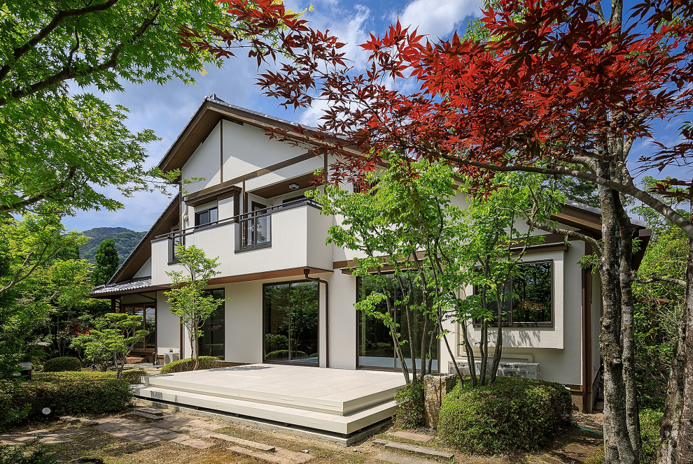 Foto de fachada de casa blanca y gris de estilo zen grande con tejado a dos aguas y tejado de teja de barro