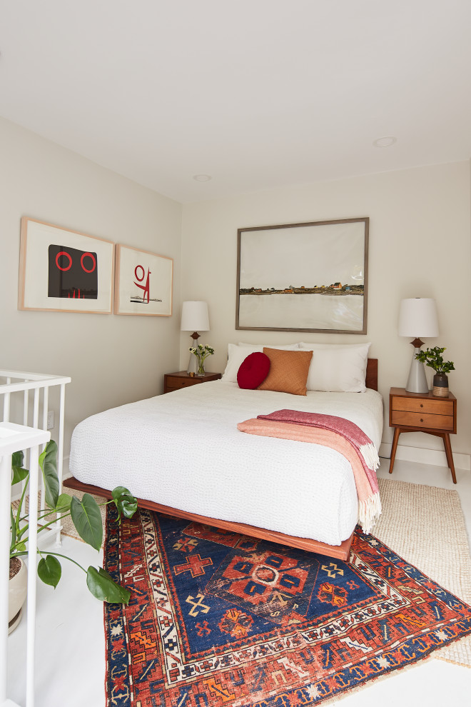 Modelo de dormitorio principal tradicional renovado pequeño con paredes blancas, suelo de madera pintada y suelo blanco
