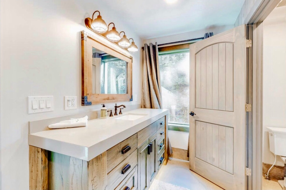 Cette photo montre une salle de bain principale montagne avec un placard à porte shaker, des portes de placards vertess, un plan de toilette en quartz, un plan de toilette gris, meuble double vasque et meuble-lavabo sur pied.