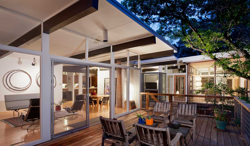 Example of a transitional deck design in Austin