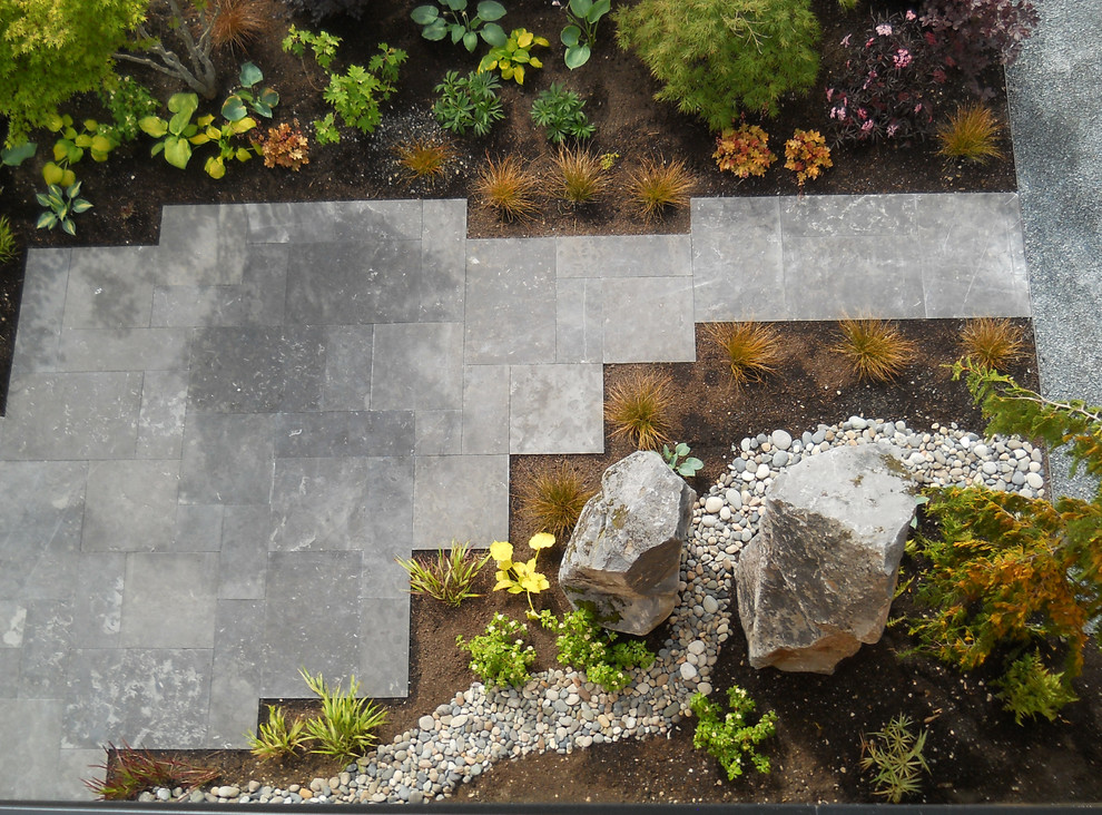 Photo of a contemporary side yard patio in Vancouver.