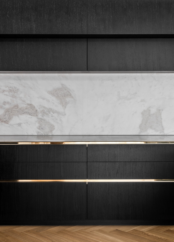Inspiration pour une cuisine américaine parallèle design de taille moyenne avec plan de travail en marbre, une crédence en marbre, un sol en bois brun et îlot.