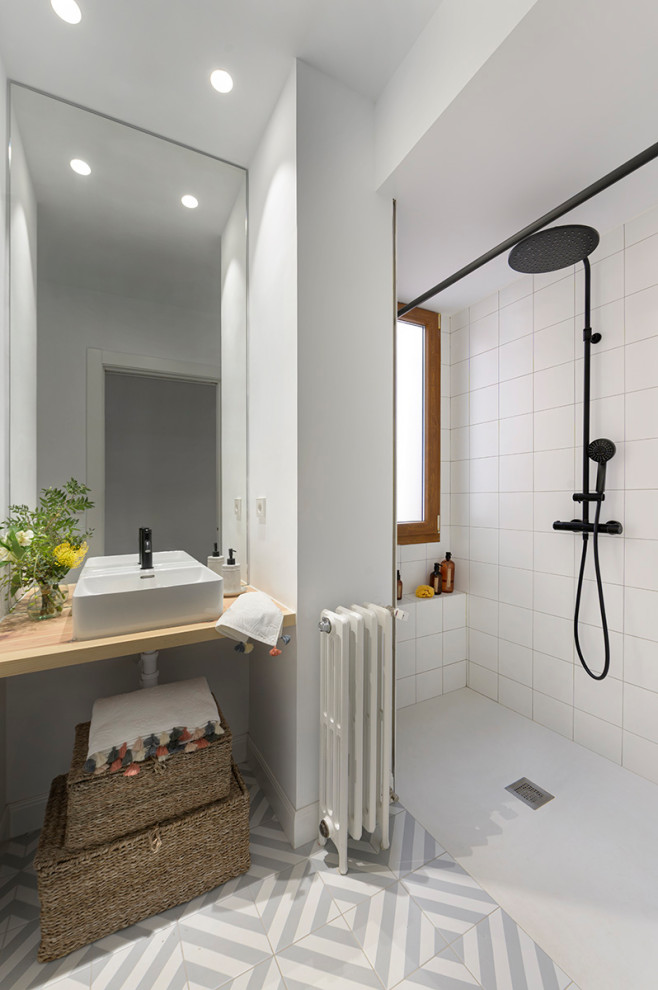 Modelo de cuarto de baño único contemporáneo con ducha a ras de suelo, paredes blancas, encimera de madera y cuarto de baño