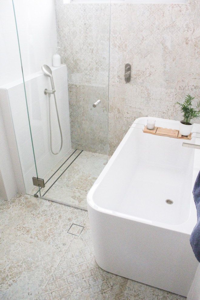 На фото: маленькая ванная комната в современном стиле с плоскими фасадами, белыми фасадами, отдельно стоящей ванной, душевой комнатой, разноцветной плиткой, керамогранитной плиткой, душевой кабиной, настольной раковиной, столешницей из искусственного кварца, открытым душем, белой столешницей, тумбой под одну раковину и подвесной тумбой для на участке и в саду с