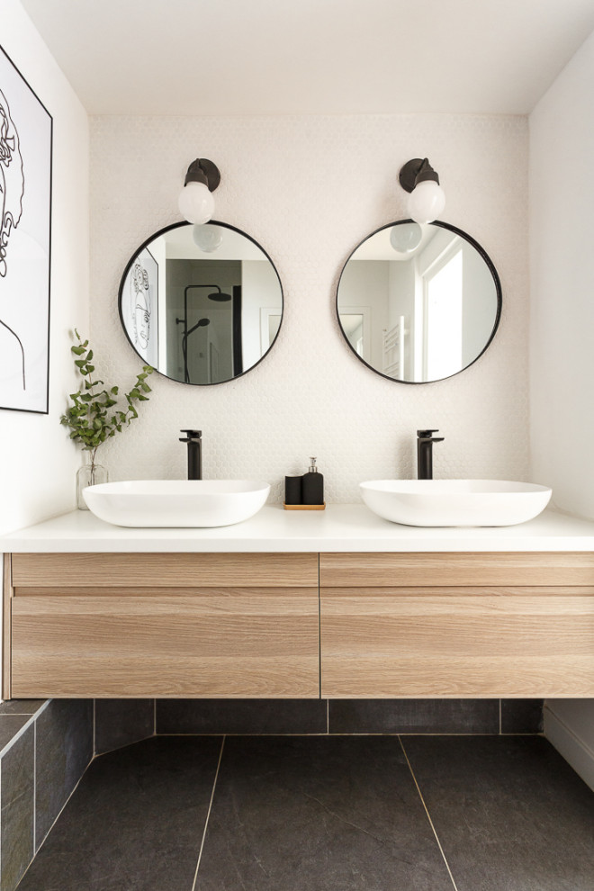 Bild på ett mellanstort nordiskt vit vitt en-suite badrum, med släta luckor, skåp i ljust trä, en dusch i en alkov, vit kakel, mosaik, vita väggar, klinkergolv i keramik, ett fristående handfat, bänkskiva i akrylsten, grått golv och dusch med gångjärnsdörr