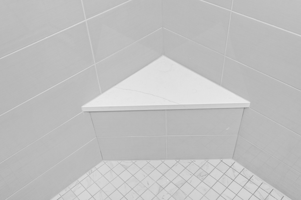 Example of a transitional bathroom design in Chicago