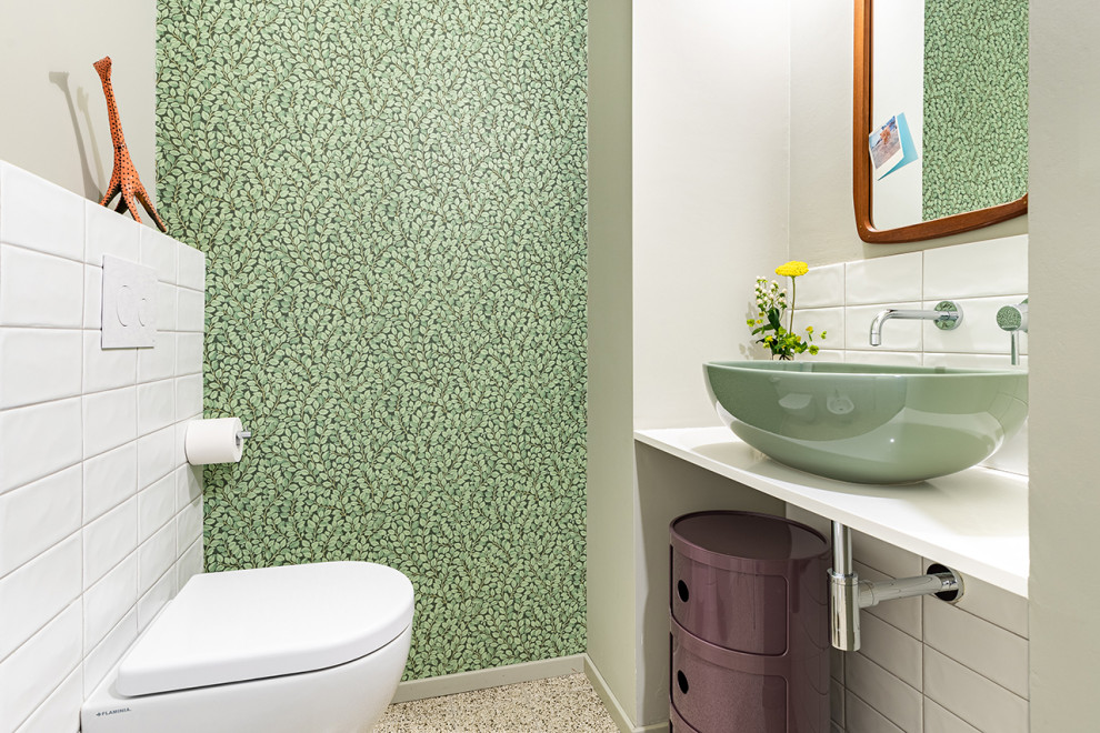 Idées déco pour un petit WC suspendu rétro avec un carrelage blanc, des carreaux de céramique, un mur vert, un sol en terrazzo, une vasque, un plan de toilette en quartz, un sol gris, un plan de toilette blanc et du papier peint.