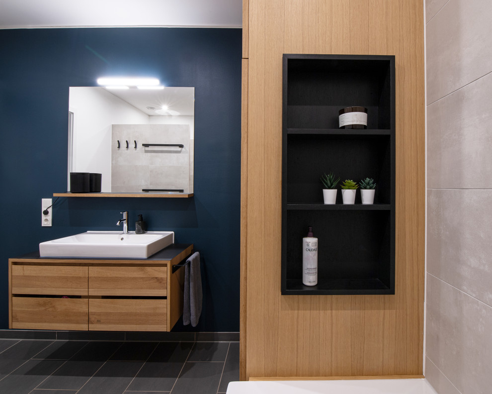 Modelo de cuarto de baño nórdico de tamaño medio con aseo y ducha