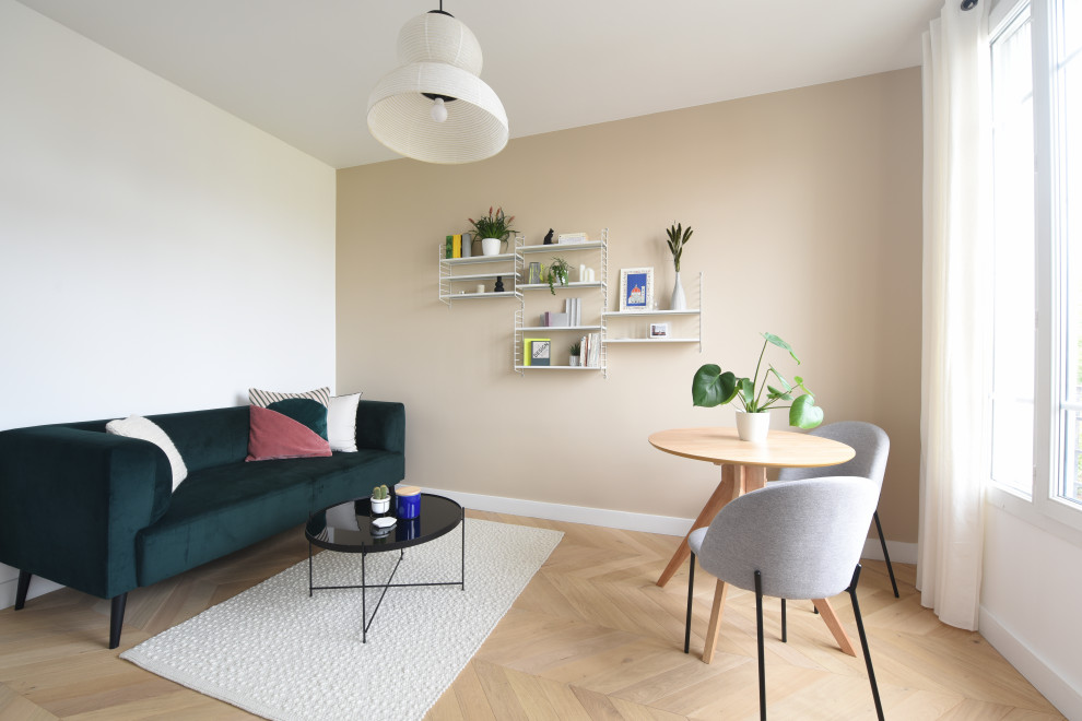 Идея дизайна: маленькая гостиная комната в современном стиле с бежевыми стенами и полом из ламината без камина, телевизора для на участке и в саду