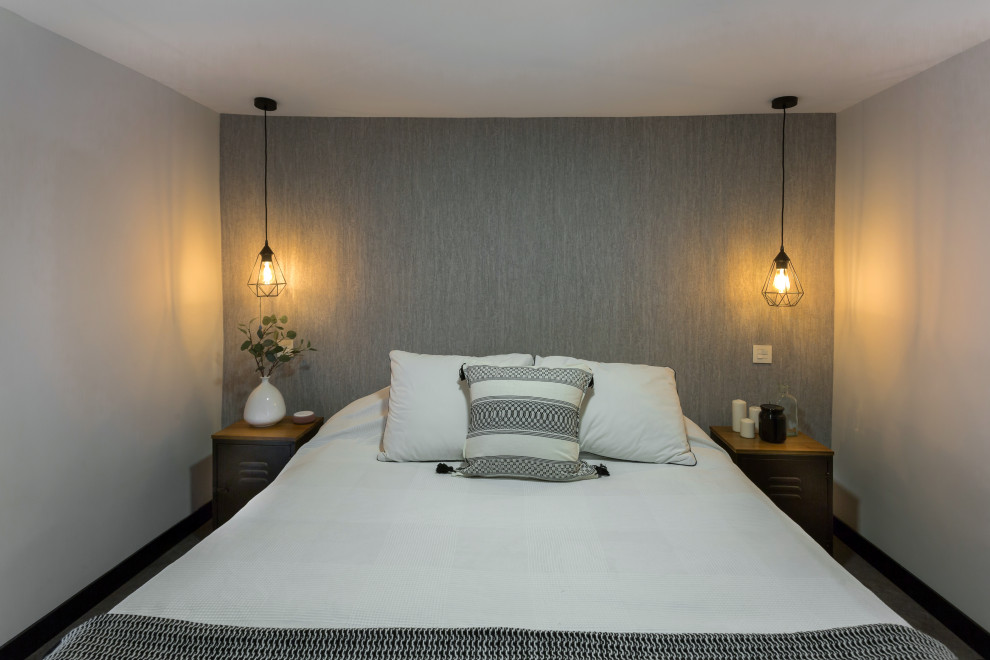 マドリードにある小さなインダストリアルスタイルのおしゃれな主寝室 (グレーの壁、クッションフロア、グレーの床、壁紙、グレーと黒)