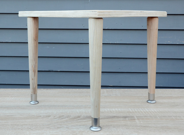 Easy DIY: Triangular Plant Stand 
