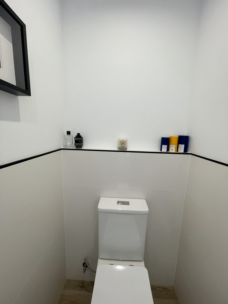 Idée de décoration pour un WC et toilettes minimaliste en bois clair de taille moyenne avec un placard en trompe-l'oeil, WC à poser, un carrelage blanc, des carreaux de porcelaine, un mur blanc, un sol en carrelage de porcelaine, un lavabo intégré, un plan de toilette en stéatite, un sol beige, un plan de toilette blanc, meuble-lavabo encastré, un plafond décaissé et un mur en parement de brique.