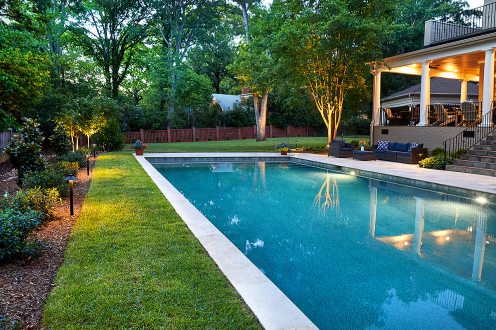 Cette photo montre un piscine avec aménagement paysager arrière rétro rectangle.