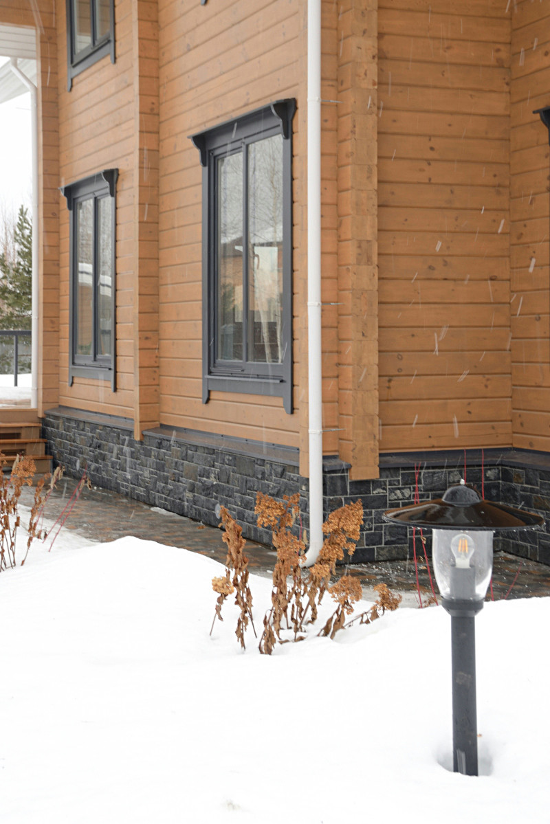 Дом из бруса с цоколем из камня