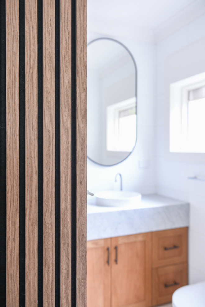 Inspiration for a modern bathroom in Sydney.