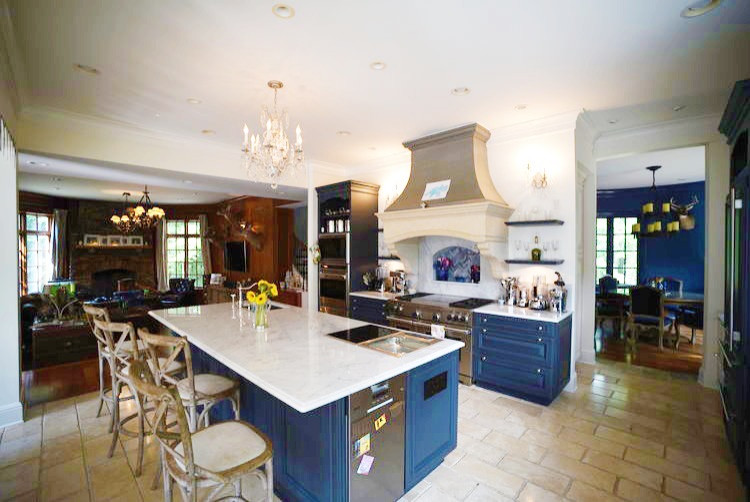 Kitchen - kitchen idea in Richmond