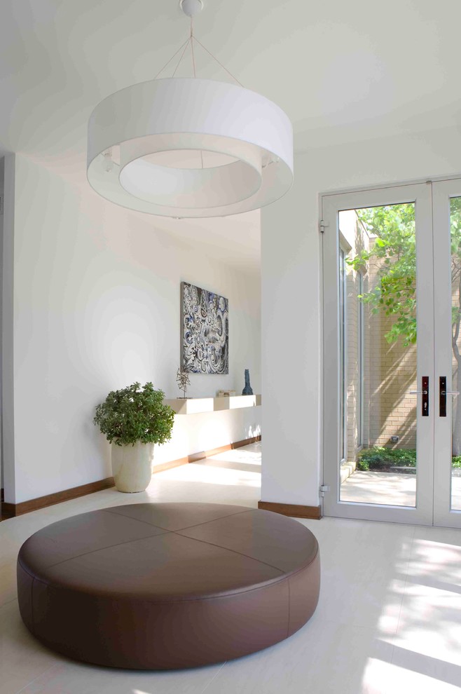 Design ideas for a modern entryway in Chicago with white walls.
