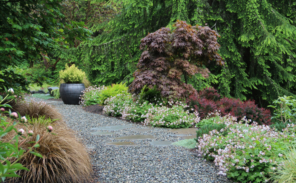 Photo of a contemporary garden for fall in Seattle with gravel.
