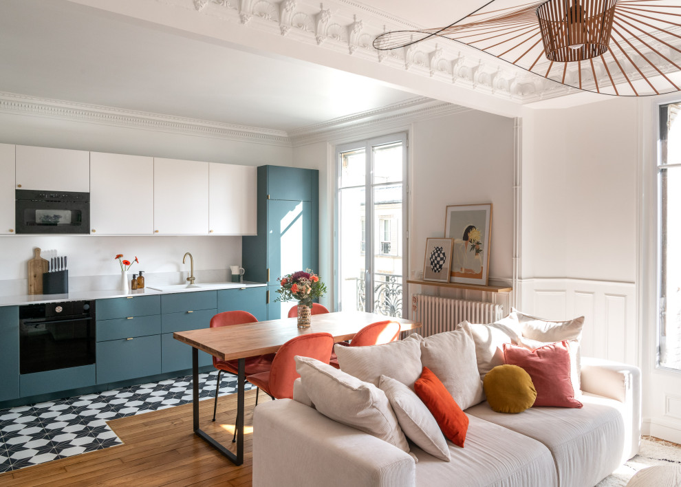 Offenes, Großes Modernes Esszimmer mit weißer Wandfarbe, hellem Holzboden und braunem Boden in Paris