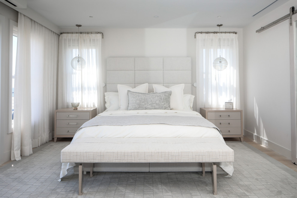 Idee per una camera matrimoniale minimalista con pareti bianche, pavimento in legno massello medio e pavimento marrone