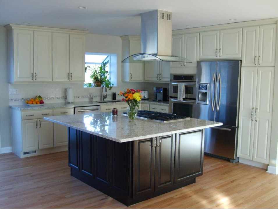 Transitional kitchen photo in Chicago