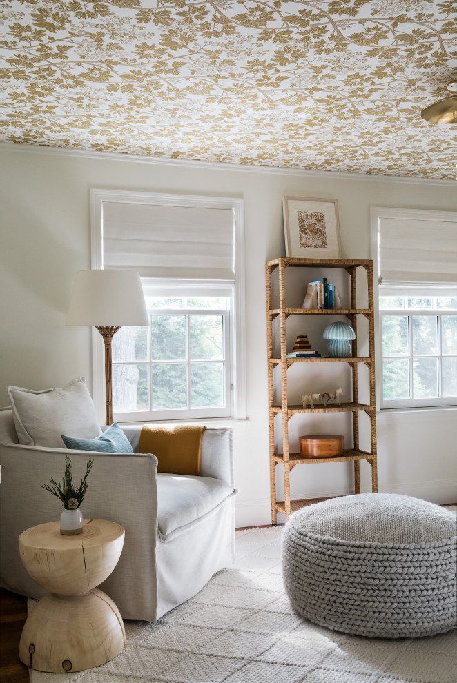 Idée de décoration pour une chambre de bébé neutre tradition avec un plafond en papier peint.