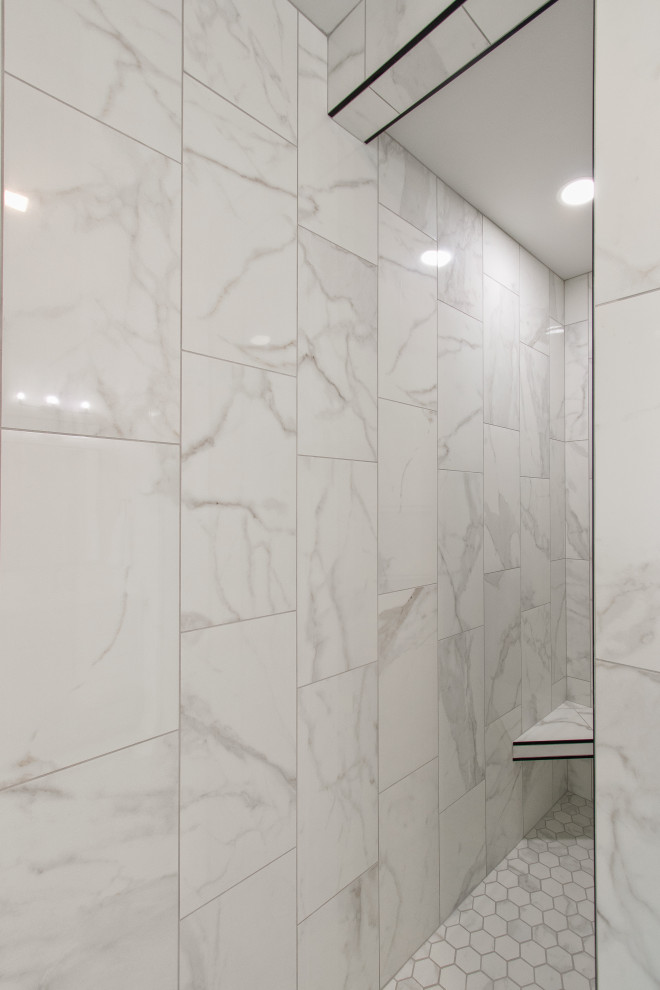 Exempel på ett badrum, med vit kakel, mosaikgolv, bänkskiva i glas och vitt golv
